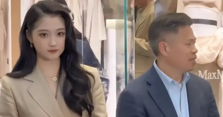 终于穿对了！关晓彤穿西装裤现身活动，腿长一米八，太美了