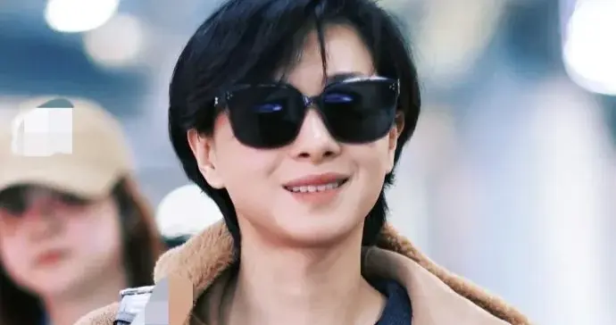 万茜剪短发后真时髦！棕色羊羔毛外套+针织衫+牛仔裤，减龄又高级