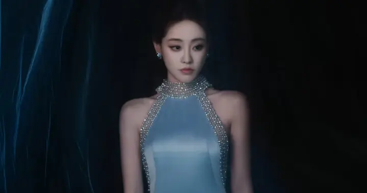 祝绪丹蓝色礼服写真，光脚丫真让人迷恋