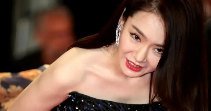 戚薇 时装周走秀，尽显好身材！