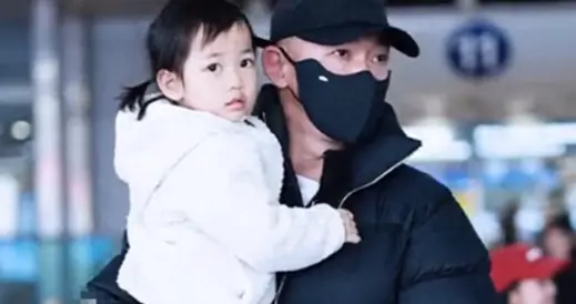 聂远二胎女儿曝光！大眼睛颜值超姐姐，一家人现身机场保姆车接送