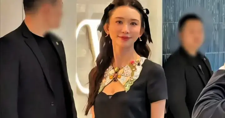 51岁林志玲在上海亮相，无名指上戴着婚戒，增肥后脸上有肉很年轻