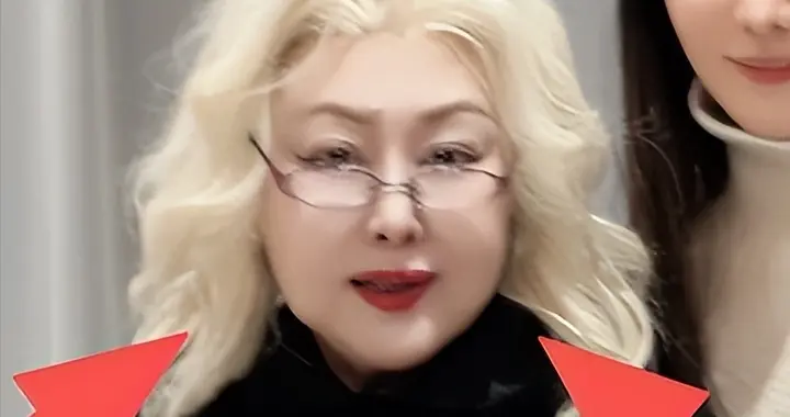 斯琴高娃庆祝76岁大寿！脸色惨白一头大波浪，抹大红唇险些认不出