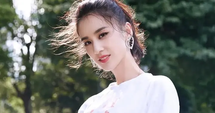 黄圣依白色T恤搭配格子裙，扎着马尾辫，简直是太漂亮可爱了