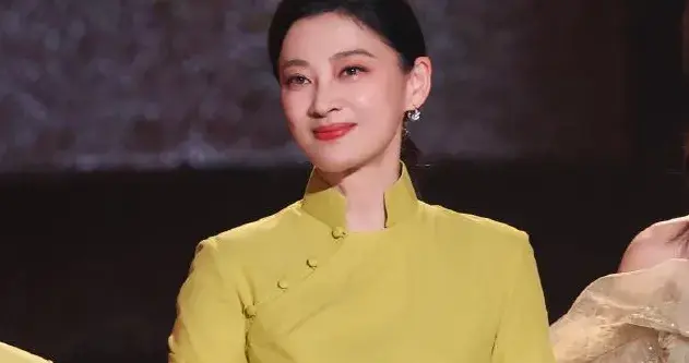 50岁梅婷瘦身后大变样！一身新中式连衣裙+盘发，高级又大气！