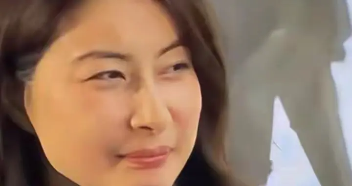 网友偶遇郭晶晶，本人穿风衣气质美满，越来越年轻优雅漂亮了！