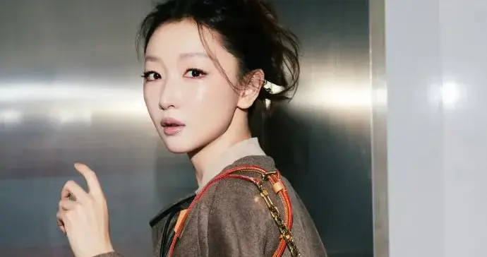 周冬雨增肥后气质大变！穿大衣+针织衫+牛仔裤，高级又洋气！