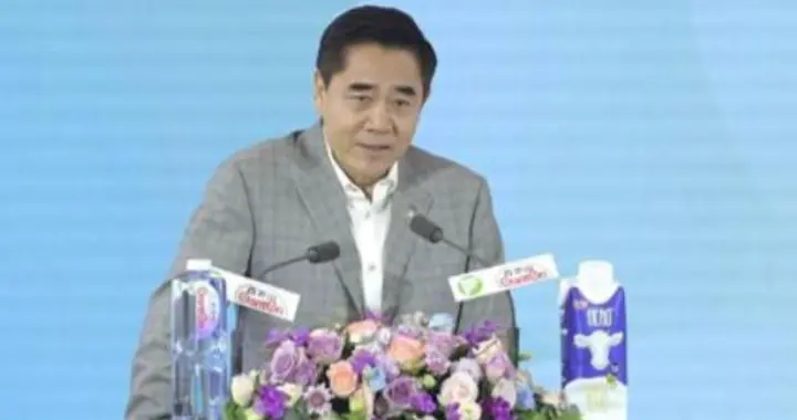 69岁陈宝国出席活动，缩着脖子，行动不是很流畅，疑似中风过