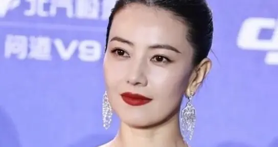 高圆圆北影节红毯生图太绝了，红裙配盘发，依旧是清冷大美人