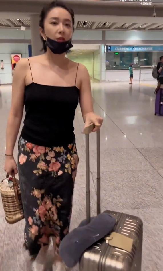 狂飙里她是大嫂，独挡一方，现实中，一手推车一手提包方显女强人