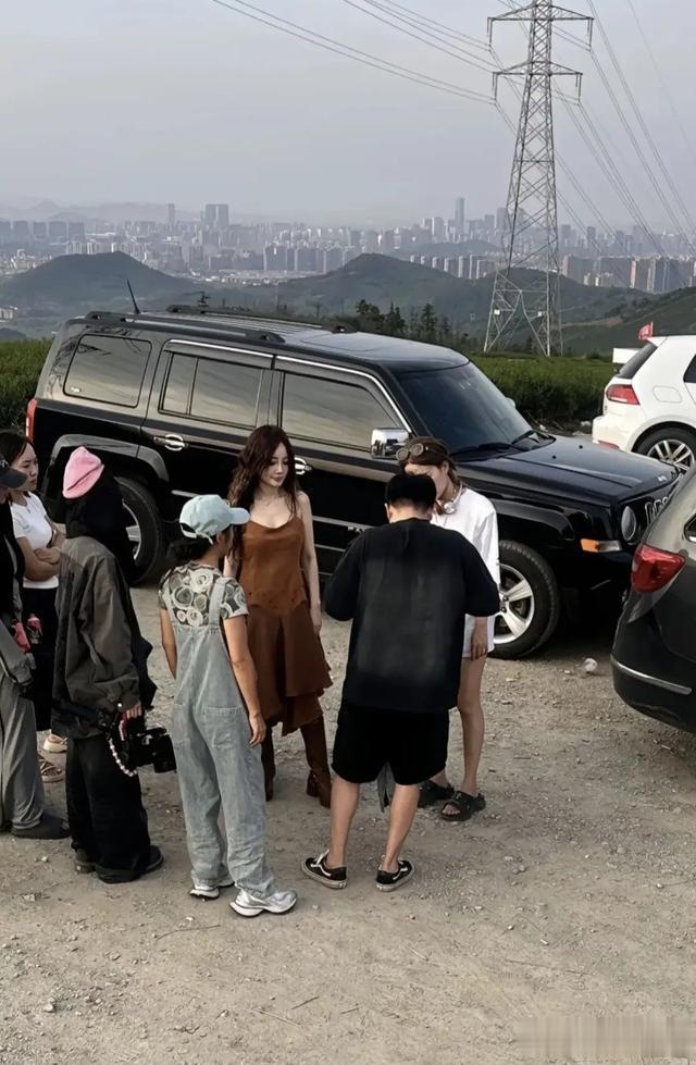 42岁李小璐山顶拍摄被偶遇，个子好矮像1米5，浓妆艳抹愁眉苦脸