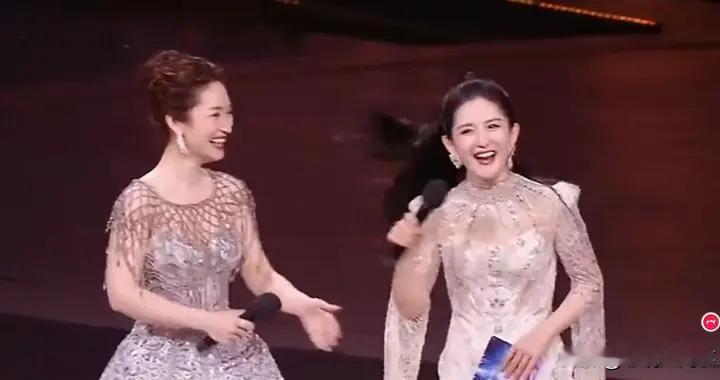 谢娜主持央视晚会：差点抢话蓝羽紧张到爆青筋，尬笑拍肩、站不稳