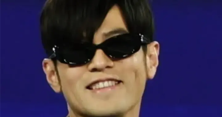 周杰伦澳网首赛！戴假发上场、5秒出局球都没碰到，昆凌憋不住笑