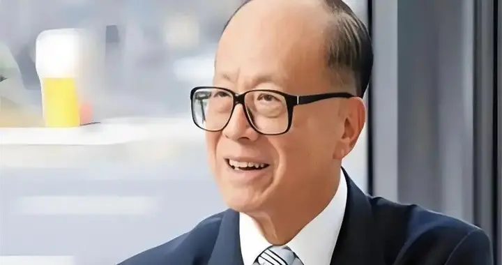 李嘉诚大儿媳王俪桥游艇出海照，身材宛如少女，闺蜜是大刘前女友