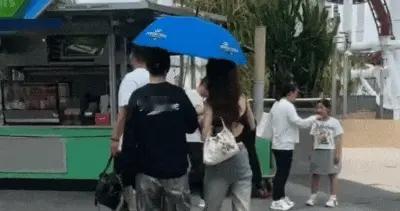 黄晓明新加坡被偶遇，同撑一把伞亲密贴贴，新恋情藏不住了！