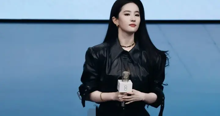 刘亦菲出席智界发布会，黑色皮外套长筒靴，白玉兰失利后霸气归来