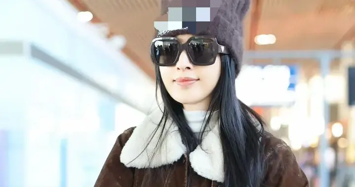 张俪机场私服真时髦！棕色毛领外套+针织衫+阔腿裤，高级又洋气！