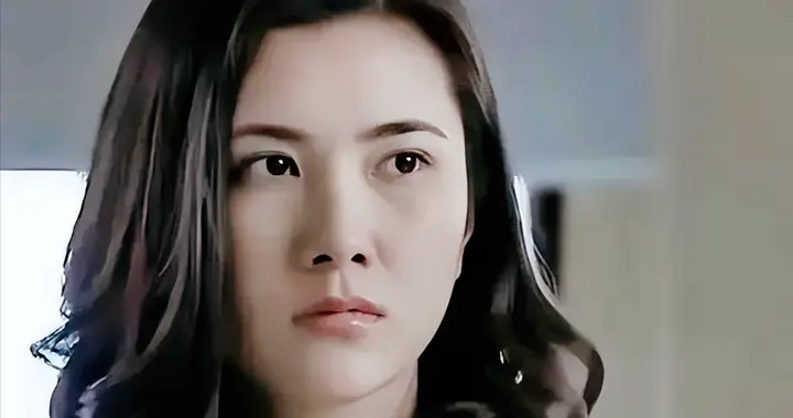 边潇潇现状：转行直播带货，44岁看着像24岁，11岁大女儿又高又美