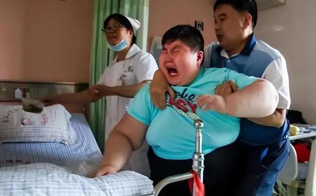 14岁男孩一顿吃18包泡面，减240斤后反弹，死前每个毛孔都在流水