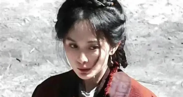 39岁杨幂淡妆演少女，最新生图曝光年龄感明显，努力扮嫩还是违和