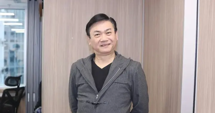 前TVB演员邓汝超离巢后曾投资生意损失百万,与梁朝伟周星驰是同学