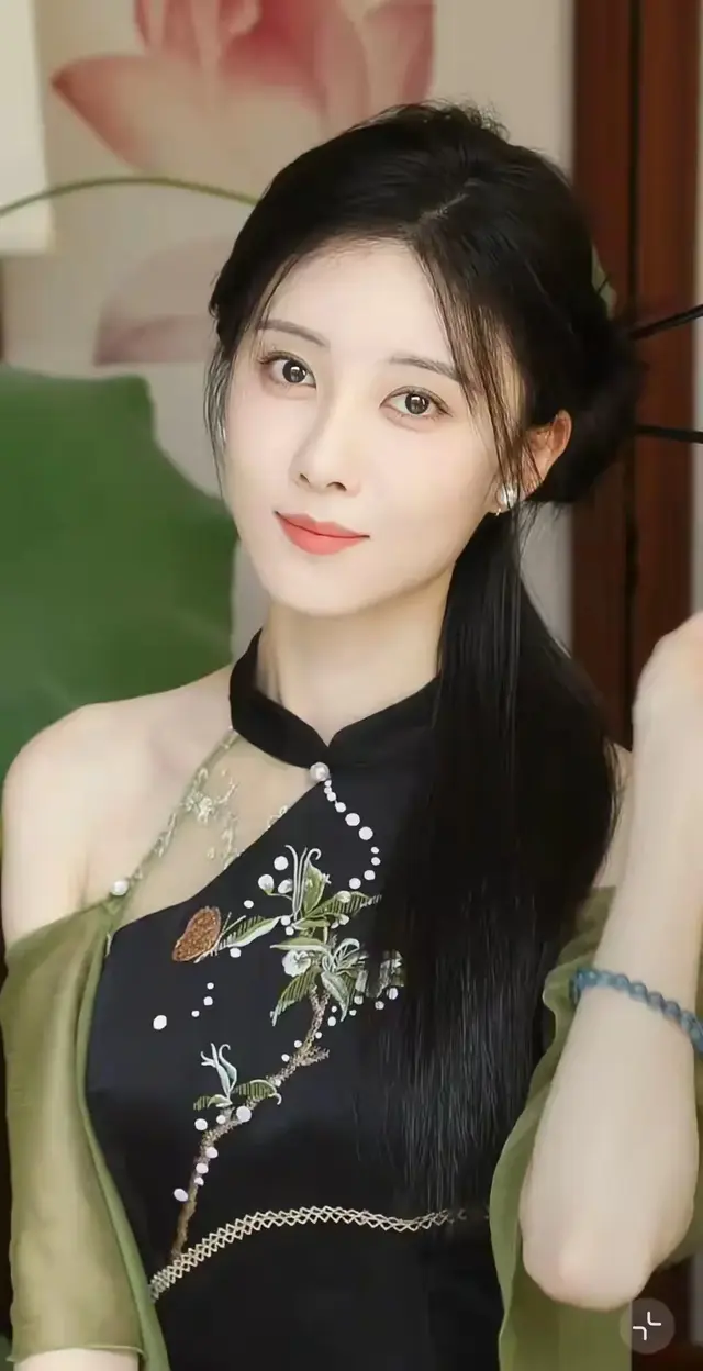 曹斐然：眼眸深邃，仿佛诉说着千言万语