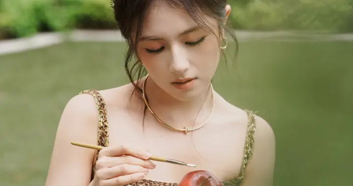 李兰迪尖叫夜两套造型 红玫瑰刺绣裙妩媚多姿 蕾丝深V裙又纯又欲