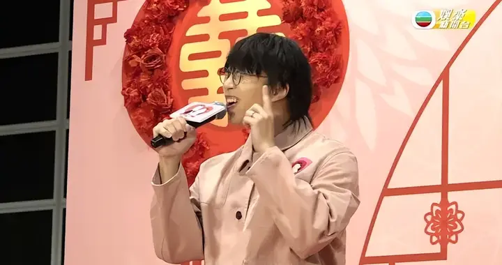 35岁TVB男歌手拿奖后疑遭公司离奇除名，身体抱恙唱歌演出频走音