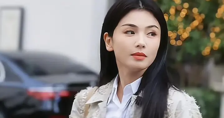 47岁刘涛街头穿搭：黑长直+开衫+半身裙，减龄又高级，嫩得像27岁