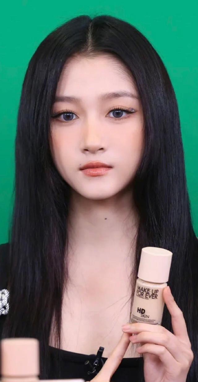 关晓彤|被关晓彤“圈粉”了！怼脸生图直接发，毛孔和肌肤纹理都一清二楚