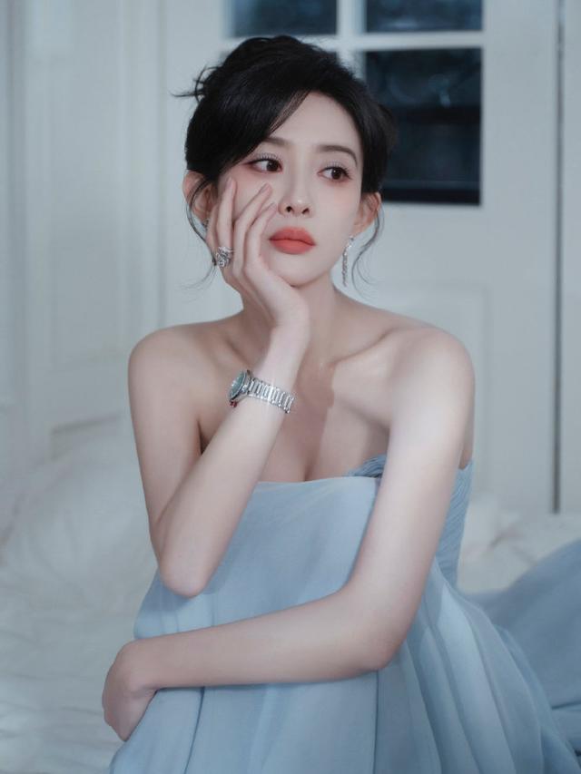 孟子义穿淡蓝抹胸长裙显清新优雅，网友：温婉又有气质！