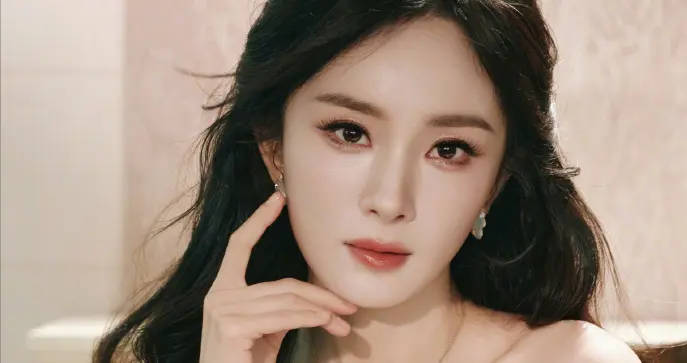 杨幂盛典礼服，网友“将大海披在身上，揉碎深海与星光的浪漫”