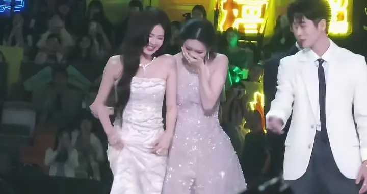 星光大赏意外不断！孟子义摔倒后与白鹿大笑，网友笑疯啦！