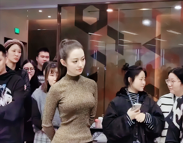 吉娜的腰细得不真实！穿紧身打底衫都塞不满，生图身材比例绝美