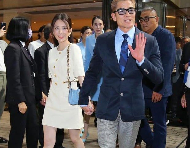 发型 事实证明，这才是57岁郭富城“反油腻”秘诀：衣不穿紧、发不过耳