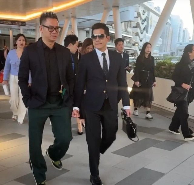 59岁郭富城沙田被偶遇，他穿西装染了黑发，颜值回春帅回29岁