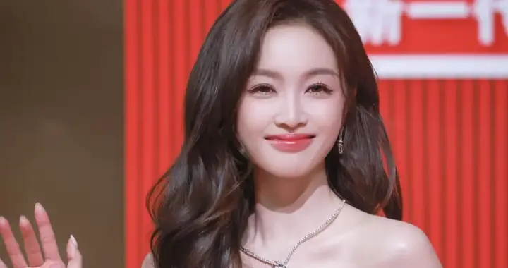 吴宣仪一袭粉裙亮相国剧盛典红毯演绎浪漫氛围感