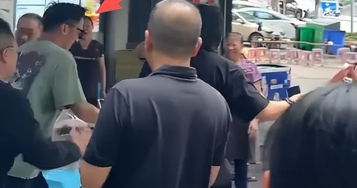 45岁谢霆锋在重庆嗦面，碗比脸还大，素颜泪沟明显，疲惫感很重