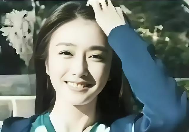 秦岚早期长发照片曝光，怪不得能当“绿茶鼻祖”，魏大勋赚大了！