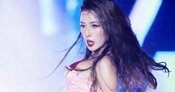 芝芙红裙炸场！这哪是身材赢了，明明是态度杀疯了