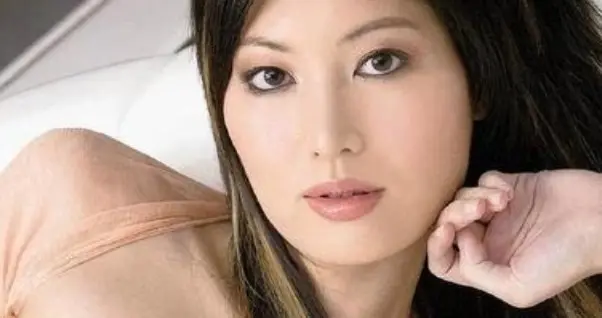 她与吴彦祖分开后，嫁国外丈夫，结婚16年丈夫就满头白发了