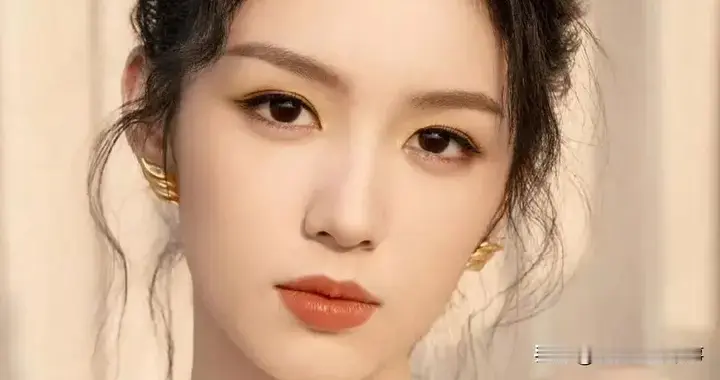 周也挂脖镂空白裙，清冷女神