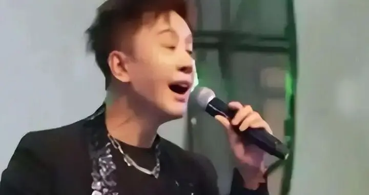 8 次上春晚，作死被捕入狱，55 岁卖唱维生，昔日老搭档也断了联系