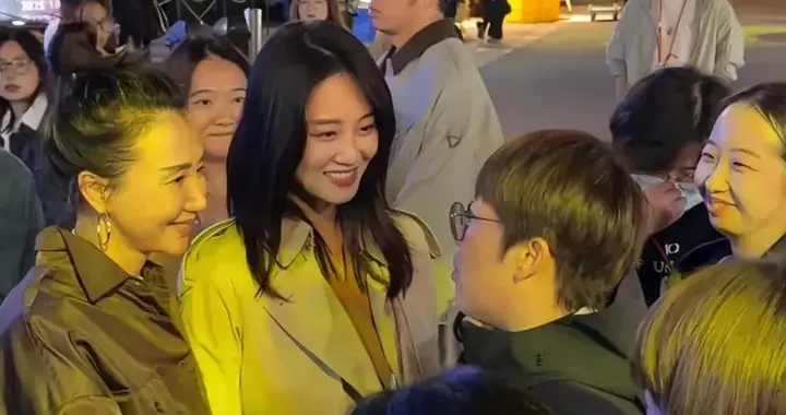 34岁蓝盈莹同框44岁阿朵，温柔婉约VS成熟个性，两人都非常惊艳