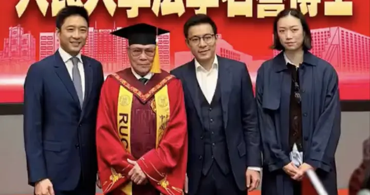 霍震霆小儿媳首度出席霍家活动，打扮朴实识大体，陪着霍启仁社交