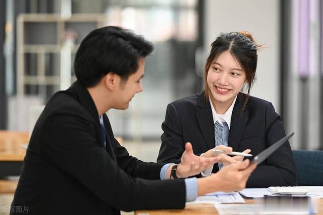 领导升职调离单位,我发微信\恭喜高升\被冷漠,同事却被提拔!