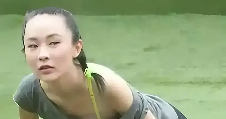 霍思燕这件衣服太宽松了吧，练个瑜伽都快走光了，是故意的吧