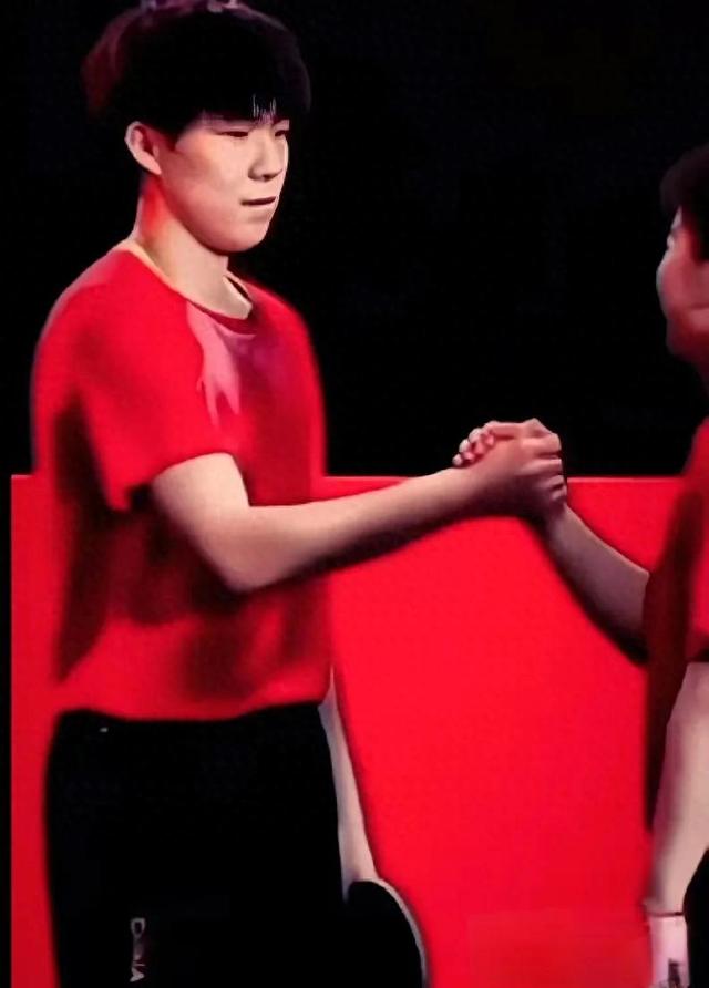 莎头一起拍广告的画面太搞笑了！哥的大红嘴唇子，妹见到笑弯了腰