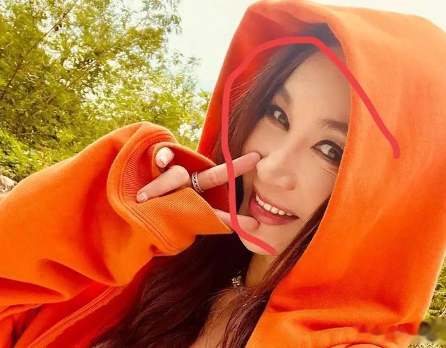 温碧霞|56岁温碧霞强行扮嫩翻车，皮肤松弛皱纹如树皮，发型横七竖八显老