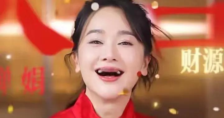 48岁左小青穿一身红衣给大家拜年！扎高马尾好年轻美得像个大姑娘